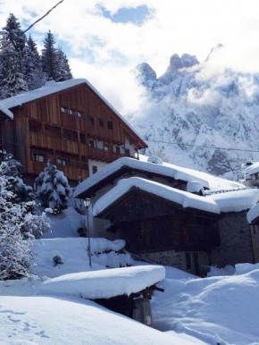 Tabià Alleghe vista lago, monte Civetta Dolomiti